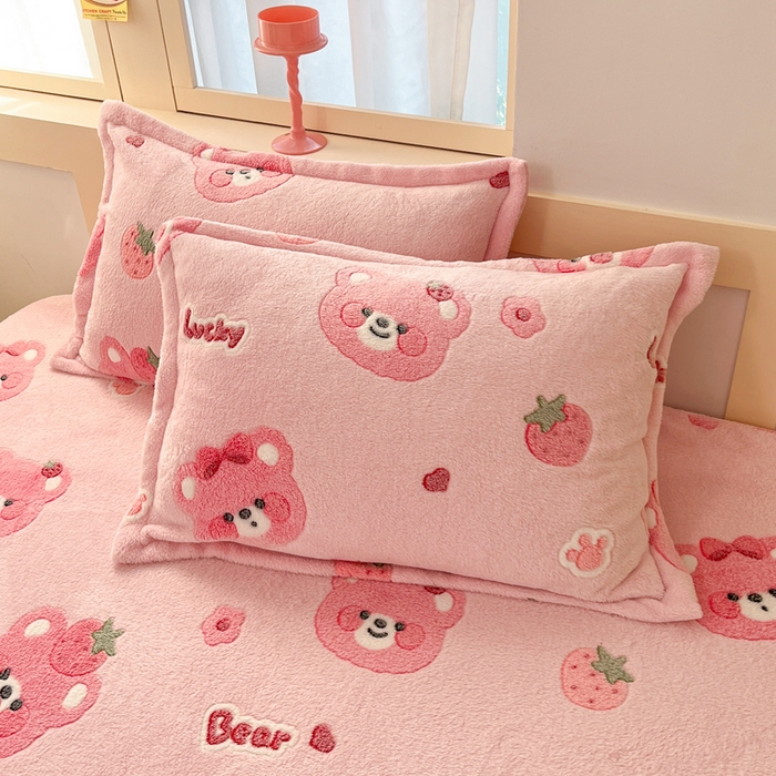 91家纺网 家纺一手货源 找家纺 川悦生活 2025新款高克重雪花绒卡通印花加厚保暖大床单床笠 床笠甜系粉熊