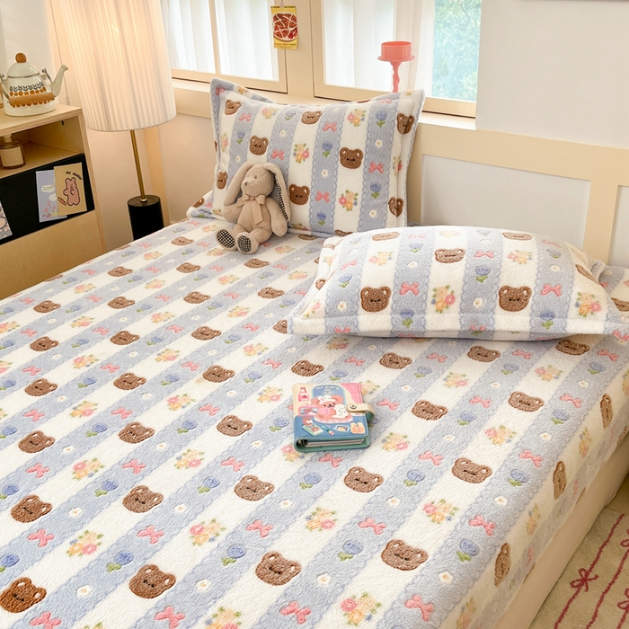 91家纺网 家纺一手货源 找家纺 川悦生活 2025新款高克重雪花绒卡通印花加厚保暖大床单床笠 床笠小熊花园