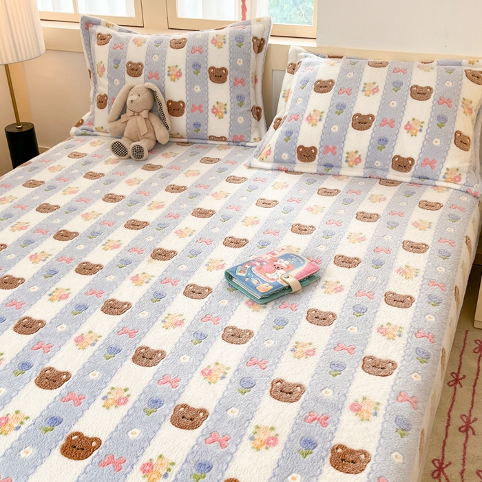 91家纺网 家纺一手货源 找家纺 川悦生活 2025新款高克重雪花绒卡通印花加厚保暖大床单床笠 床笠小熊花园