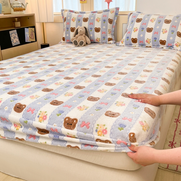 91家纺网 家纺一手货源 找家纺 川悦生活 2025新款高克重雪花绒卡通印花加厚保暖大床单床笠 床笠小熊花园