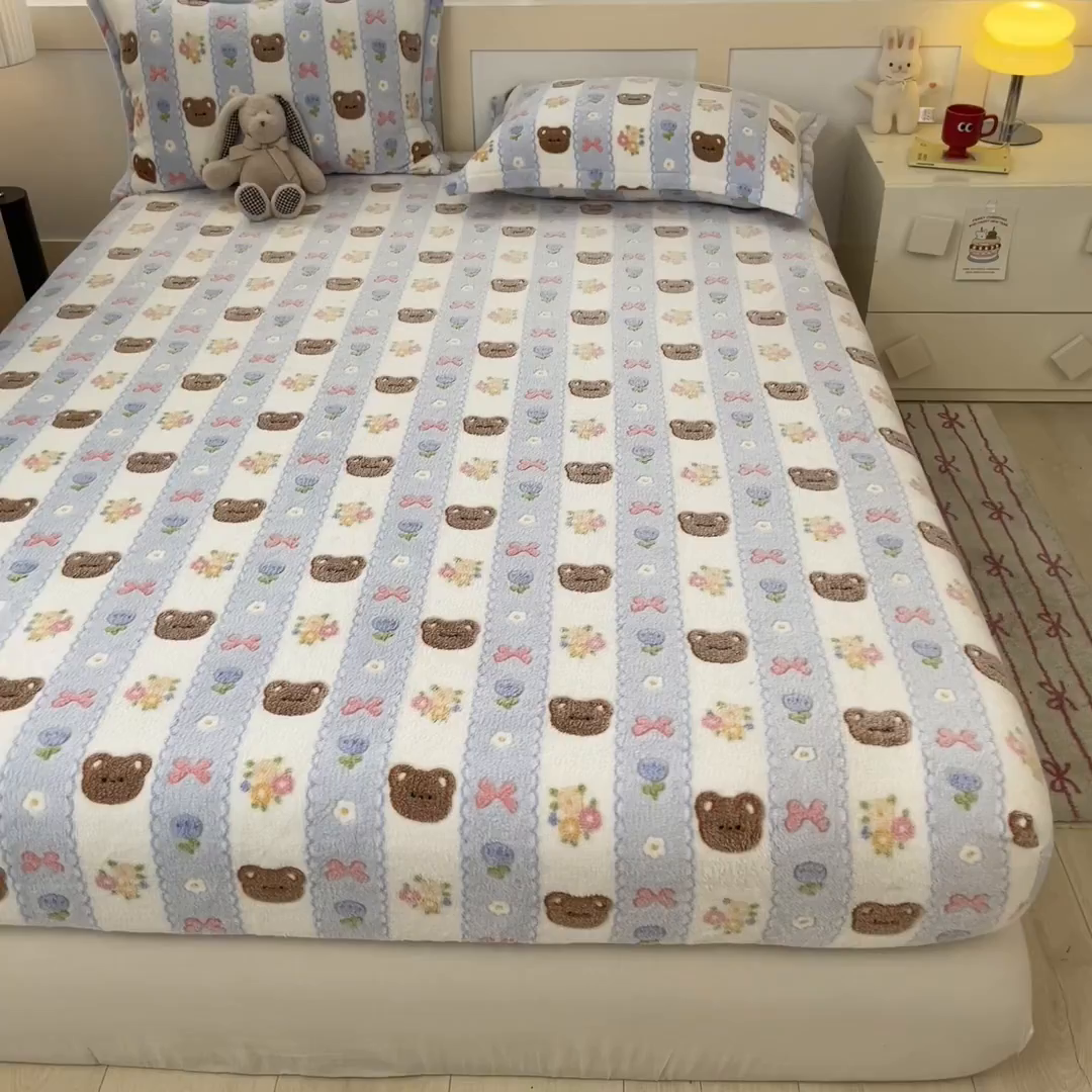 91家纺网 家纺一手货源 找家纺 川悦生活 2025新款高克重雪花绒卡通印花加厚保暖大床单床笠 床笠小熊花园