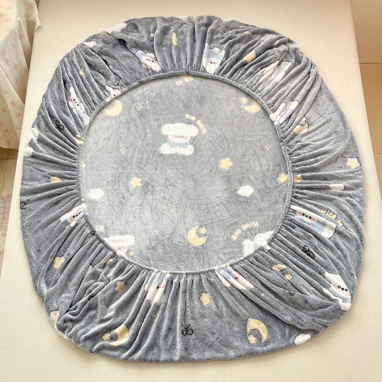 91家纺网 家纺一手货源 找家纺 川悦生活 2025新款高克重雪花绒卡通印花加厚保暖大床单床笠 床笠星月小狗-灰