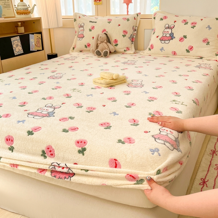 91家纺网 家纺一手货源 找家纺 川悦生活 2025新款高克重雪花绒卡通印花加厚保暖大床单床笠 床笠郁金奶兔