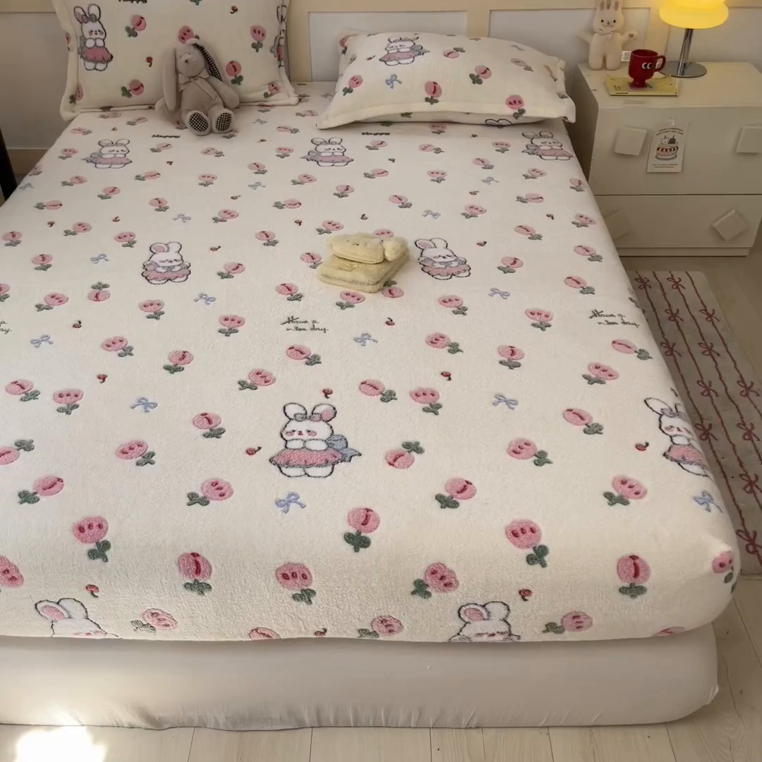 91家纺网 家纺一手货源 找家纺 川悦生活 2025新款高克重雪花绒卡通印花加厚保暖大床单床笠 床笠郁金奶兔
