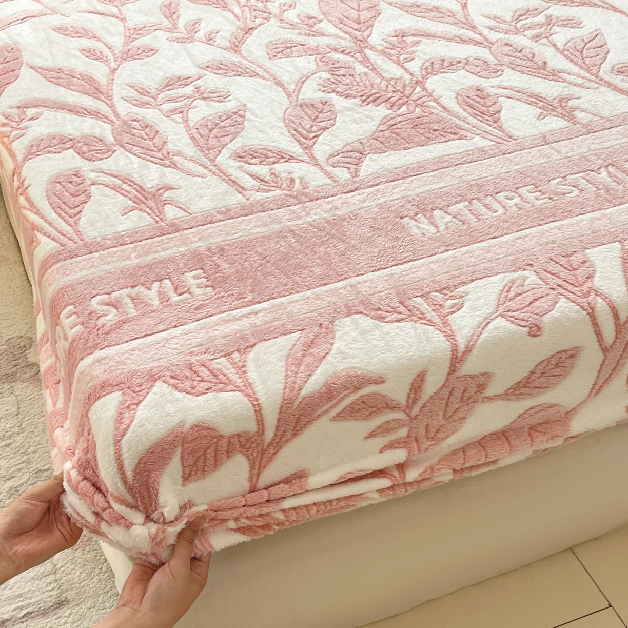 91家纺网 家纺一手货源 找家纺 川悦生活 2025新款高克重雪花绒卡通印花加厚保暖大床单床笠 床笠月桂-粉