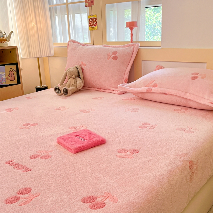 91家纺网 家纺一手货源 找家纺 川悦生活 2025新款高克重雪花绒卡通印花加厚保暖大床单床笠 床笠ins樱桃