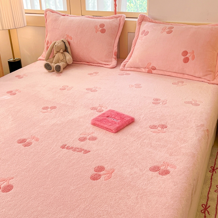 91家纺网 家纺一手货源 找家纺 川悦生活 2025新款高克重雪花绒卡通印花加厚保暖大床单床笠 床笠ins樱桃