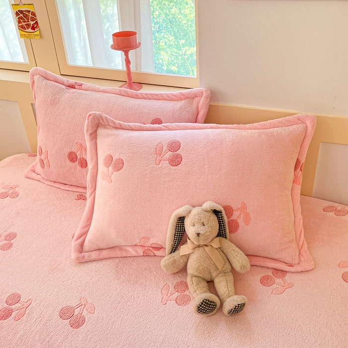 91家纺网 家纺一手货源 找家纺 川悦生活 2025新款高克重雪花绒卡通印花加厚保暖大床单床笠 床笠ins樱桃