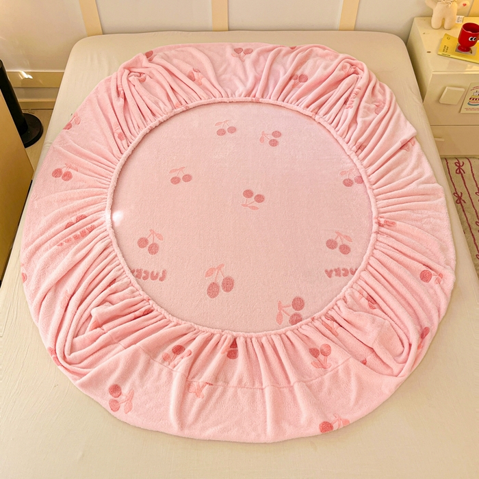 91家纺网 家纺一手货源 找家纺 川悦生活 2025新款高克重雪花绒卡通印花加厚保暖大床单床笠 床笠ins樱桃