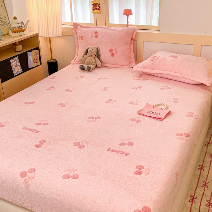 91家纺网 家纺一手货源 找家纺 川悦生活 2025新款高克重雪花绒卡通印花加厚保暖大床单床笠 床笠ins樱桃