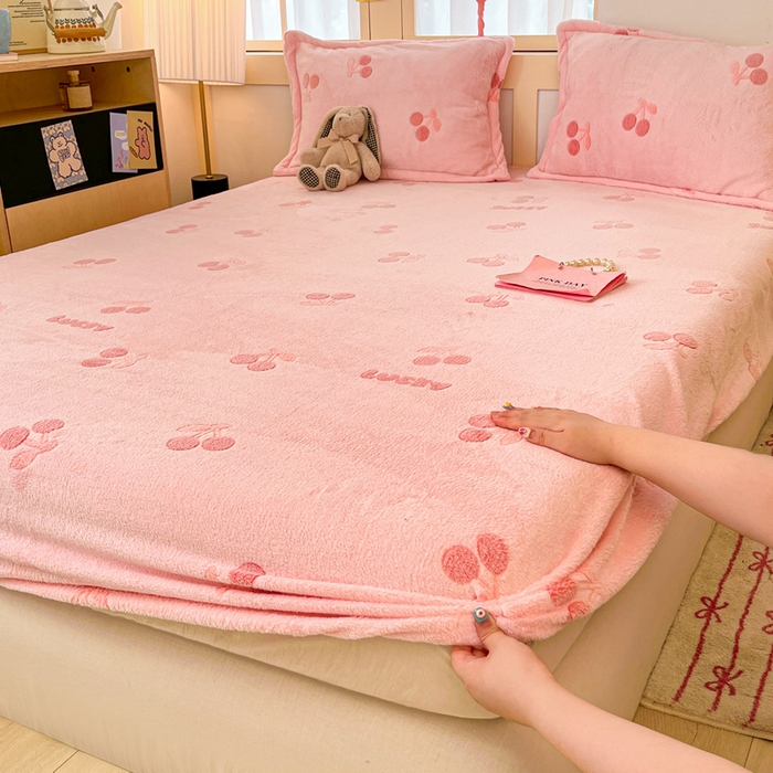 91家纺网 家纺一手货源 找家纺 川悦生活 2025新款高克重雪花绒卡通印花加厚保暖大床单床笠 床笠ins樱桃