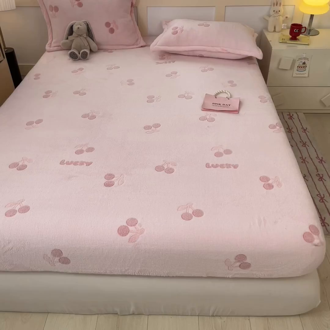 91家纺网 家纺一手货源 找家纺 川悦生活 2025新款高克重雪花绒卡通印花加厚保暖大床单床笠 床笠ins樱桃