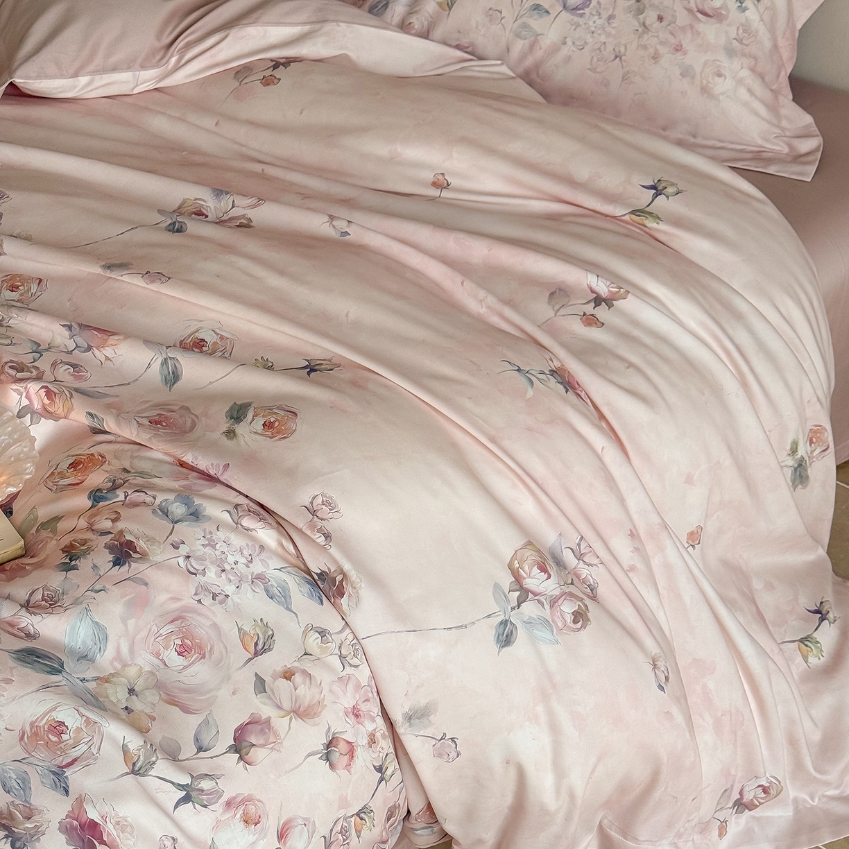 91家纺网 家纺一手货源 找家纺 禾时 2025新款天丝棉磨毛数码印花四件套 玫瑰日记-粉