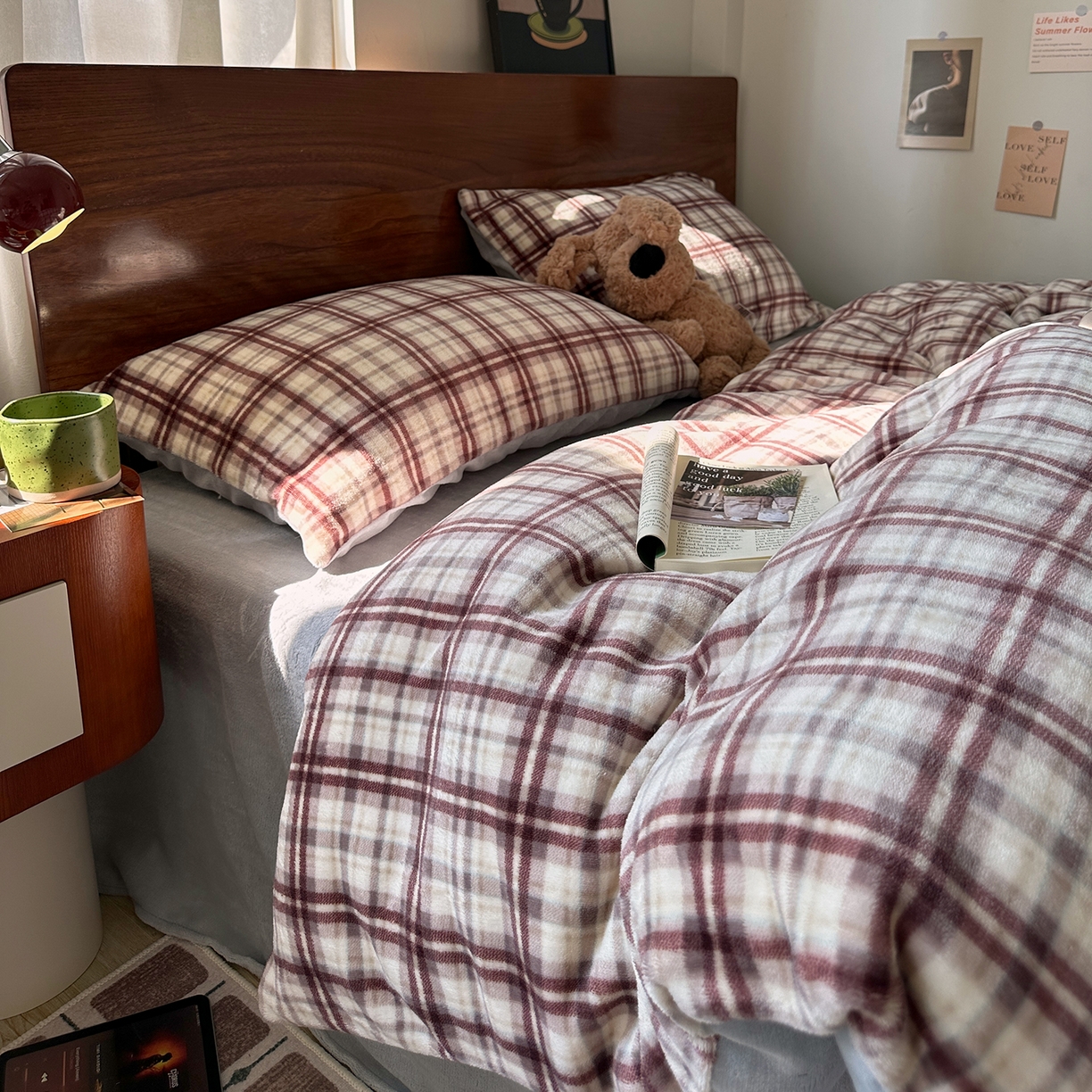 91家纺网 家纺一手货源 找家纺 艾咪-Amy ntmy 2025新款中古风复古格牛奶绒四件套 伊索紫