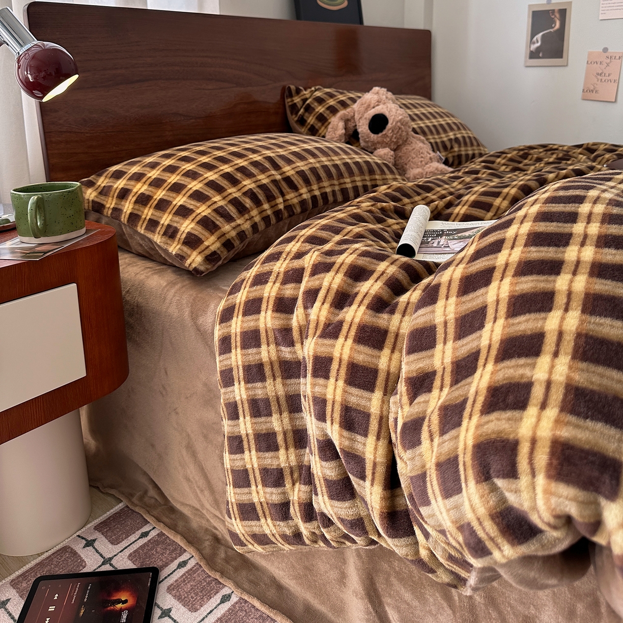 91家纺网 家纺一手货源 找家纺 艾咪-Amy ntmy 2025新款中古风复古格牛奶绒四件套 可乐加糖