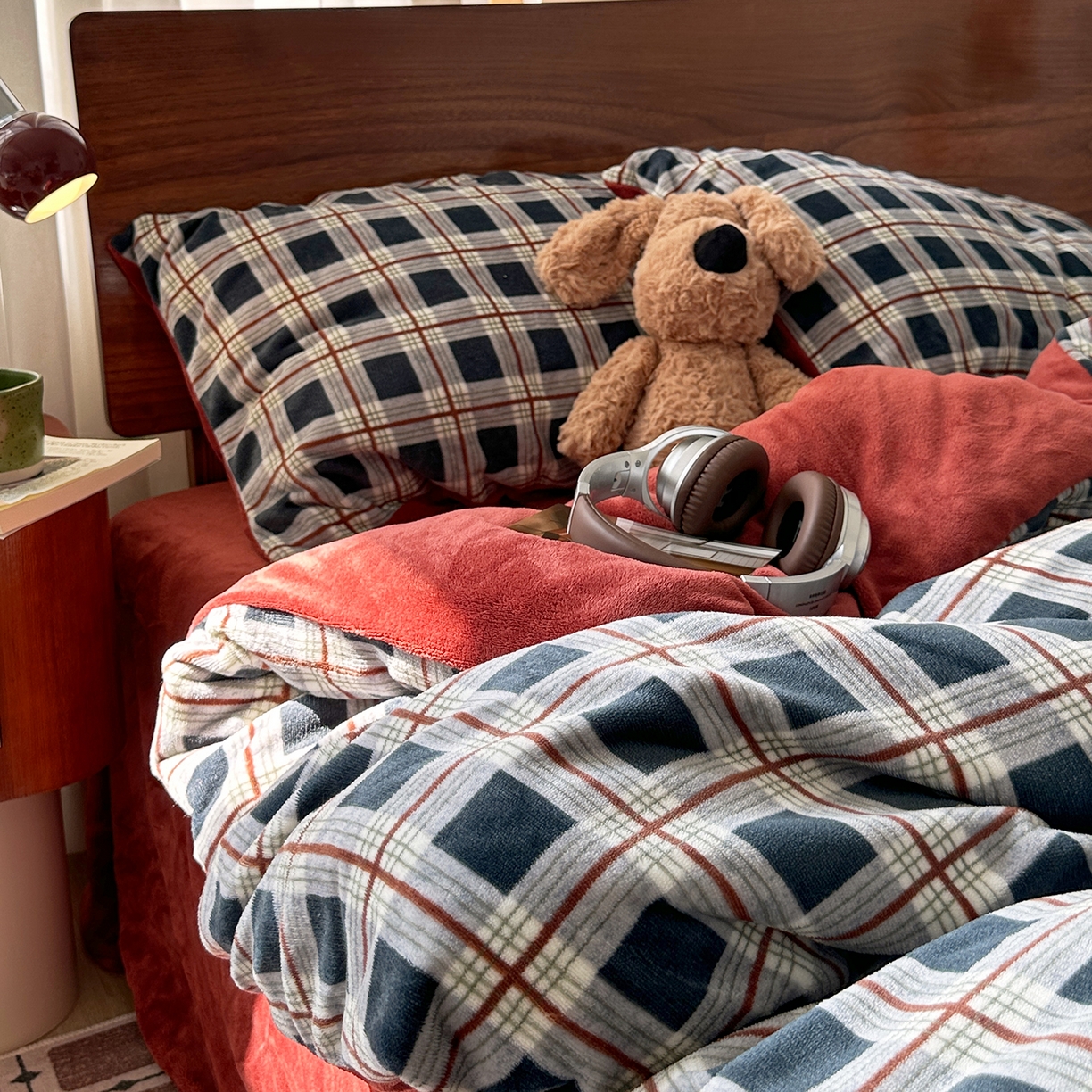 91家纺网 家纺一手货源 找家纺 艾咪-Amy ntmy 2025新款中古风复古格牛奶绒四件套 焦糖蓝格