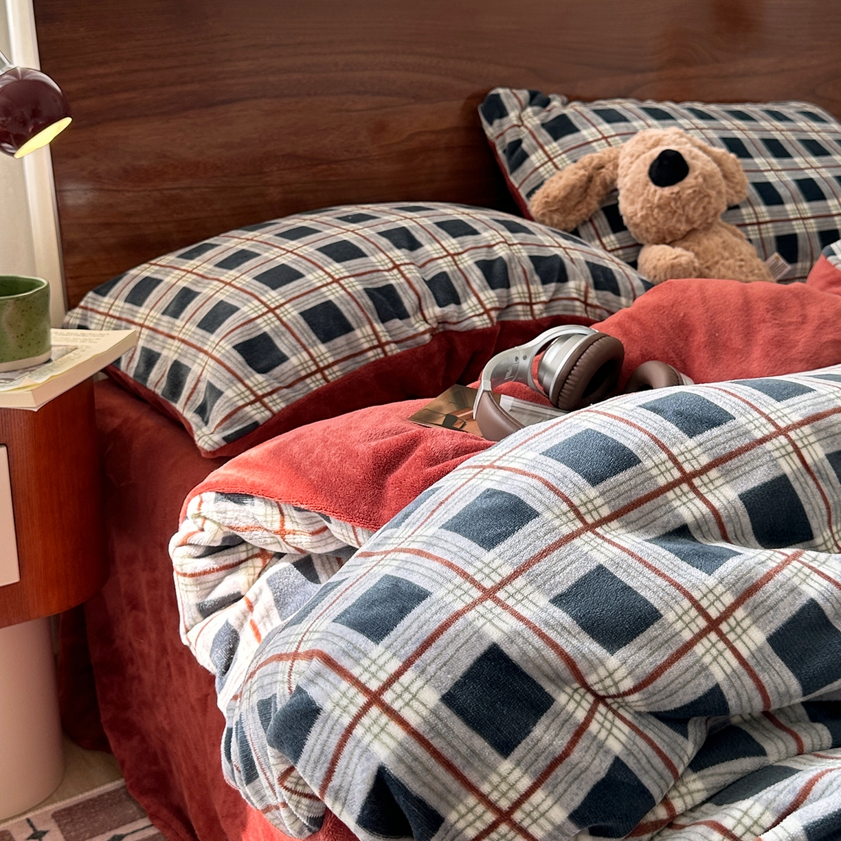 91家纺网 家纺一手货源 找家纺 艾咪-Amy ntmy 2025新款中古风复古格牛奶绒四件套 焦糖蓝格