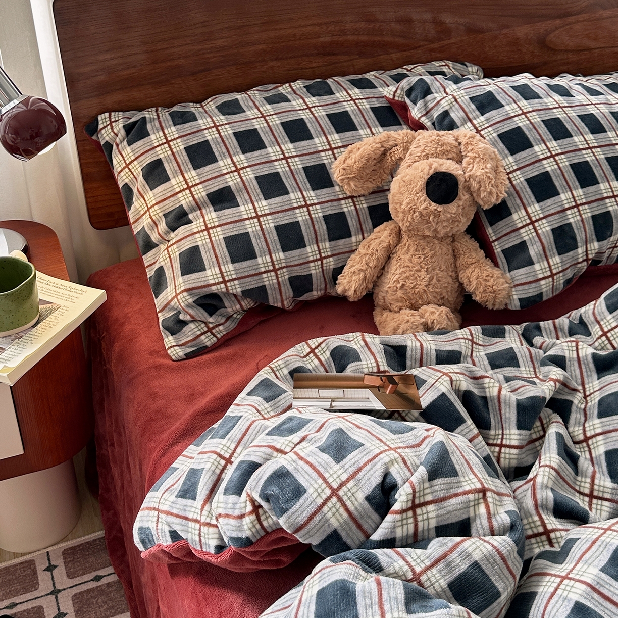 91家纺网 家纺一手货源 找家纺 艾咪-Amy ntmy 2025新款中古风复古格牛奶绒四件套 焦糖蓝格