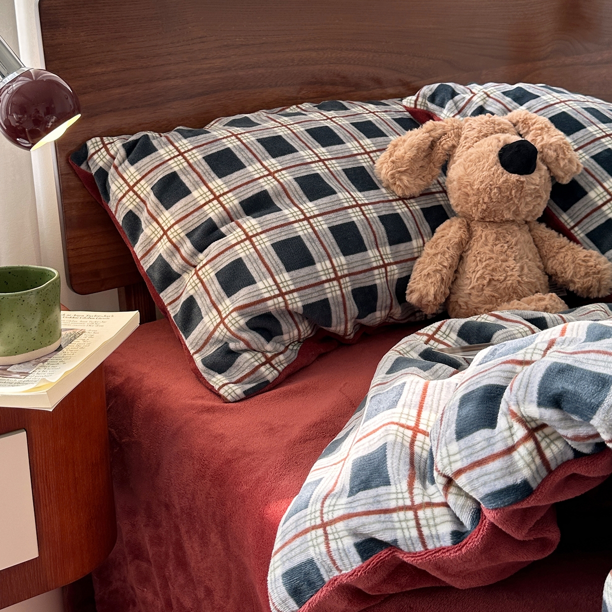 91家纺网 家纺一手货源 找家纺 艾咪-Amy ntmy 2025新款中古风复古格牛奶绒四件套 焦糖蓝格