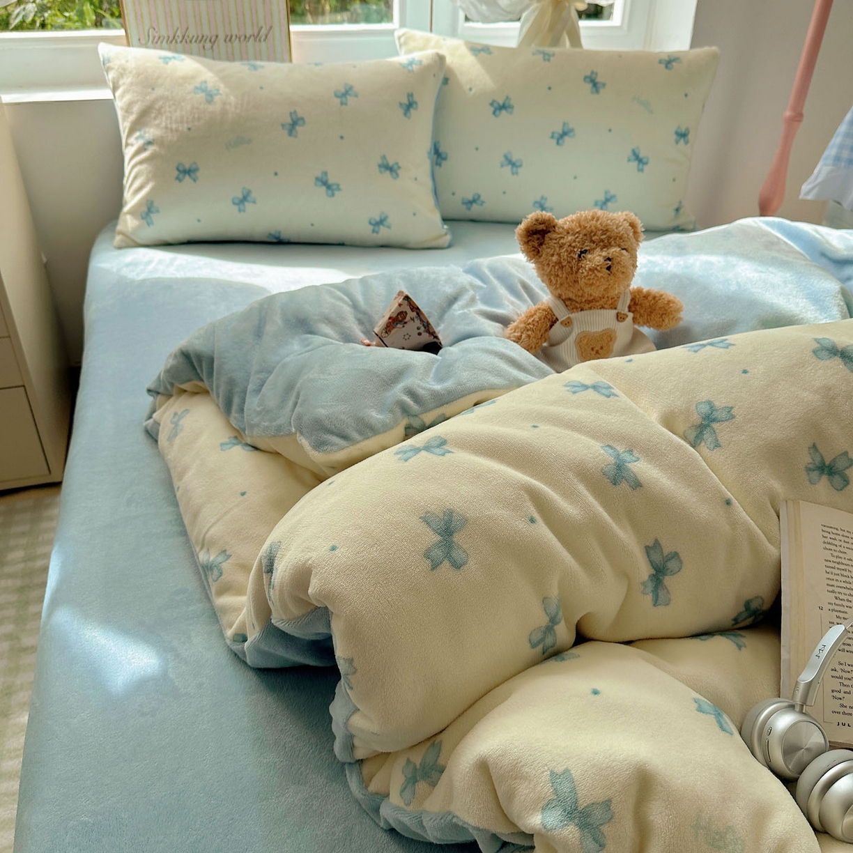 91家纺网 家纺一手货源 找家纺 优选 2025新款小清新加厚高克重牛奶绒四件套直播爆款电商爆款蓝色蝴蝶结