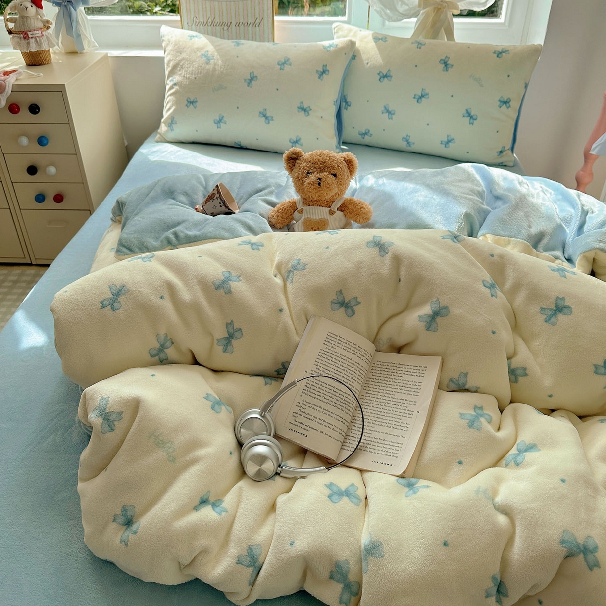 91家纺网 家纺一手货源 找家纺 优选 2025新款小清新加厚高克重牛奶绒四件套直播爆款电商爆款蓝色蝴蝶结