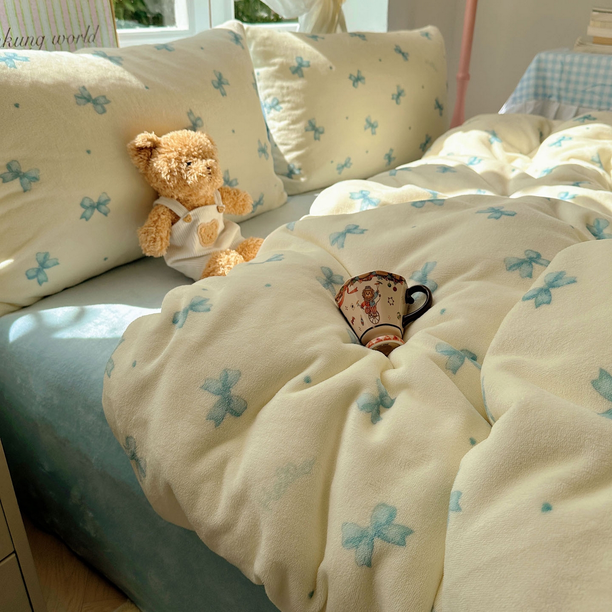 91家纺网 家纺一手货源 找家纺 优选 2025新款小清新加厚高克重牛奶绒四件套直播爆款电商爆款蓝色蝴蝶结