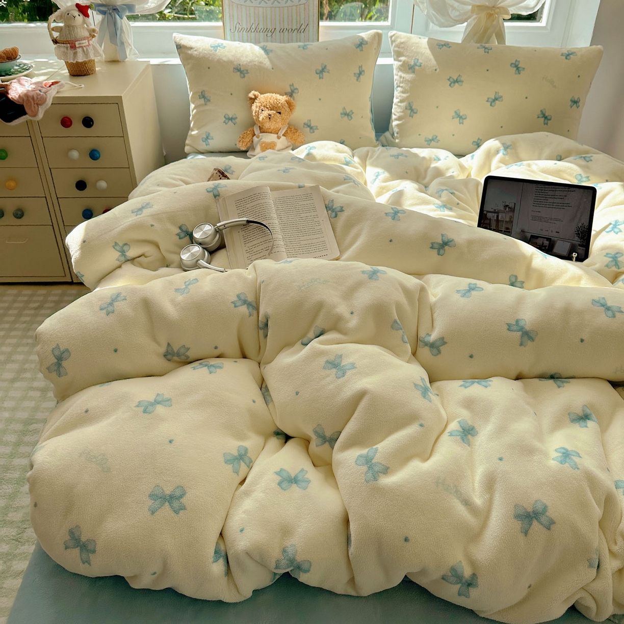 91家纺网 家纺一手货源 找家纺 优选 2025新款小清新加厚高克重牛奶绒四件套直播爆款电商爆款蓝色蝴蝶结