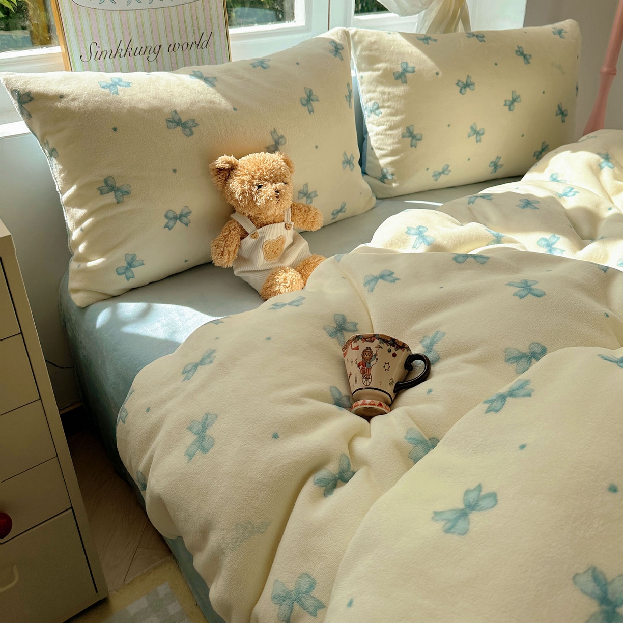 91家纺网 家纺一手货源 找家纺 优选 2025新款小清新加厚高克重牛奶绒四件套直播爆款电商爆款蓝色蝴蝶结