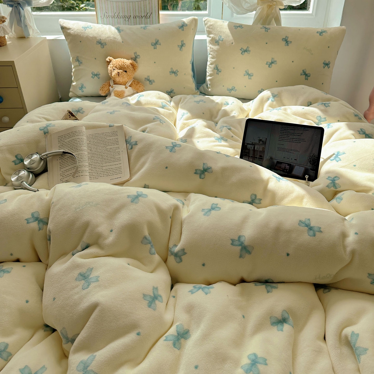 91家纺网 家纺一手货源 找家纺 优选 2025新款小清新加厚高克重牛奶绒四件套直播爆款电商爆款蓝色蝴蝶结