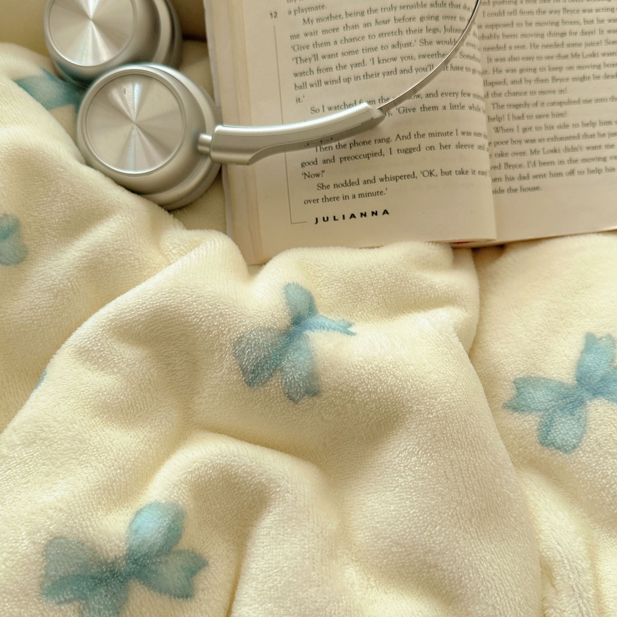 91家纺网 家纺一手货源 找家纺 优选 2025新款小清新加厚高克重牛奶绒四件套直播爆款电商爆款蓝色蝴蝶结