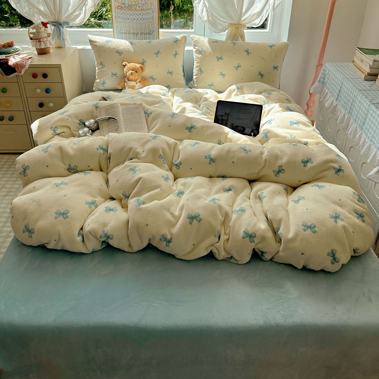 91家纺网 家纺一手货源 找家纺 优选 2025新款小清新加厚高克重牛奶绒四件套直播爆款电商爆款蓝色蝴蝶结