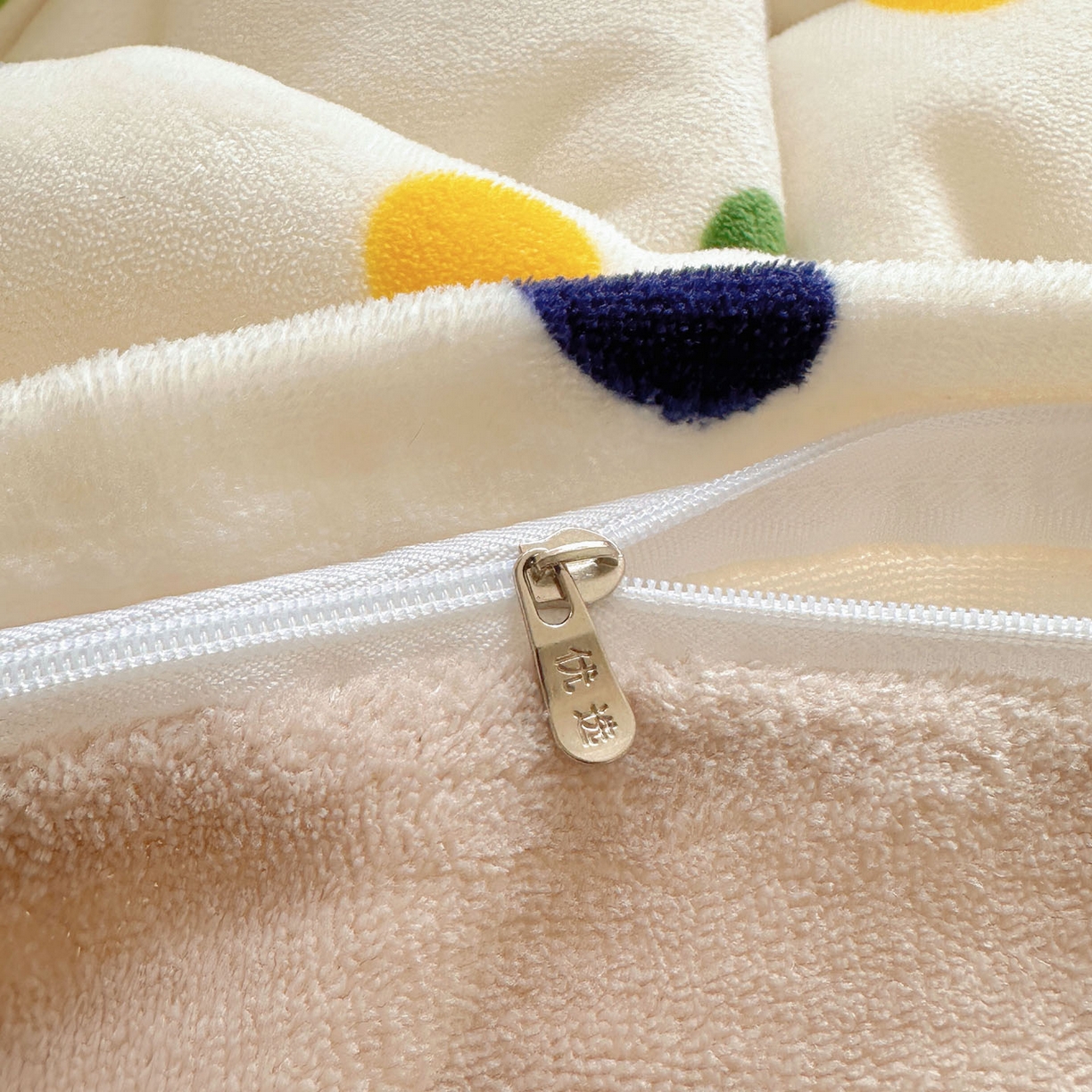 91家纺网 家纺一手货源 找家纺 优选 2025新款小清新加厚高克重牛奶绒四件套直播爆款电商爆款奇异波点