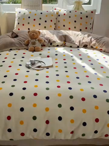 91家纺网 家纺一手货源 找家纺 优选 2025新款小清新加厚高克重牛奶绒四件套直播爆款电商爆款奇异波点