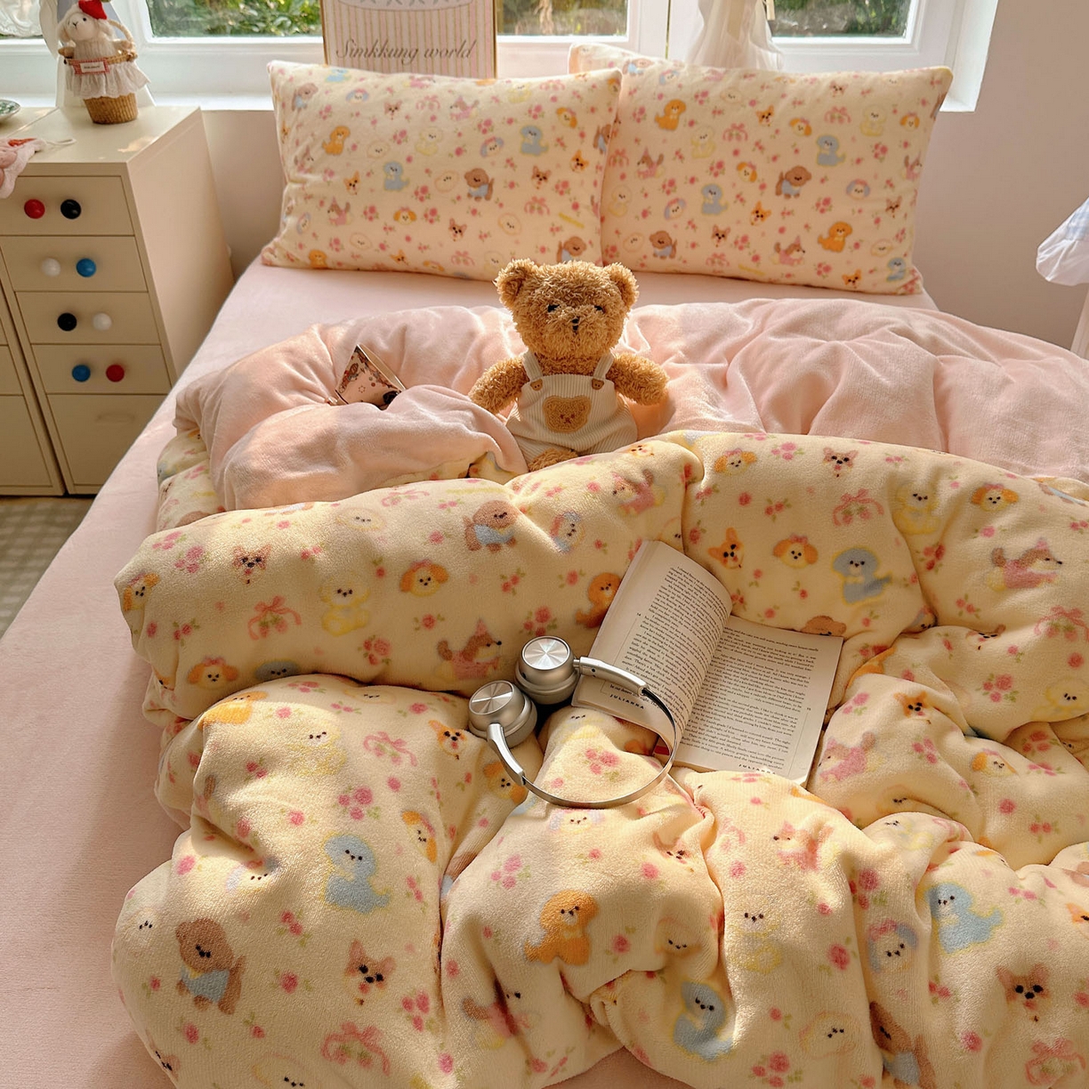 91家纺网 家纺一手货源 找家纺 优选 2025新款小清新加厚高克重牛奶绒四件套直播爆款电商爆款小狗乐园