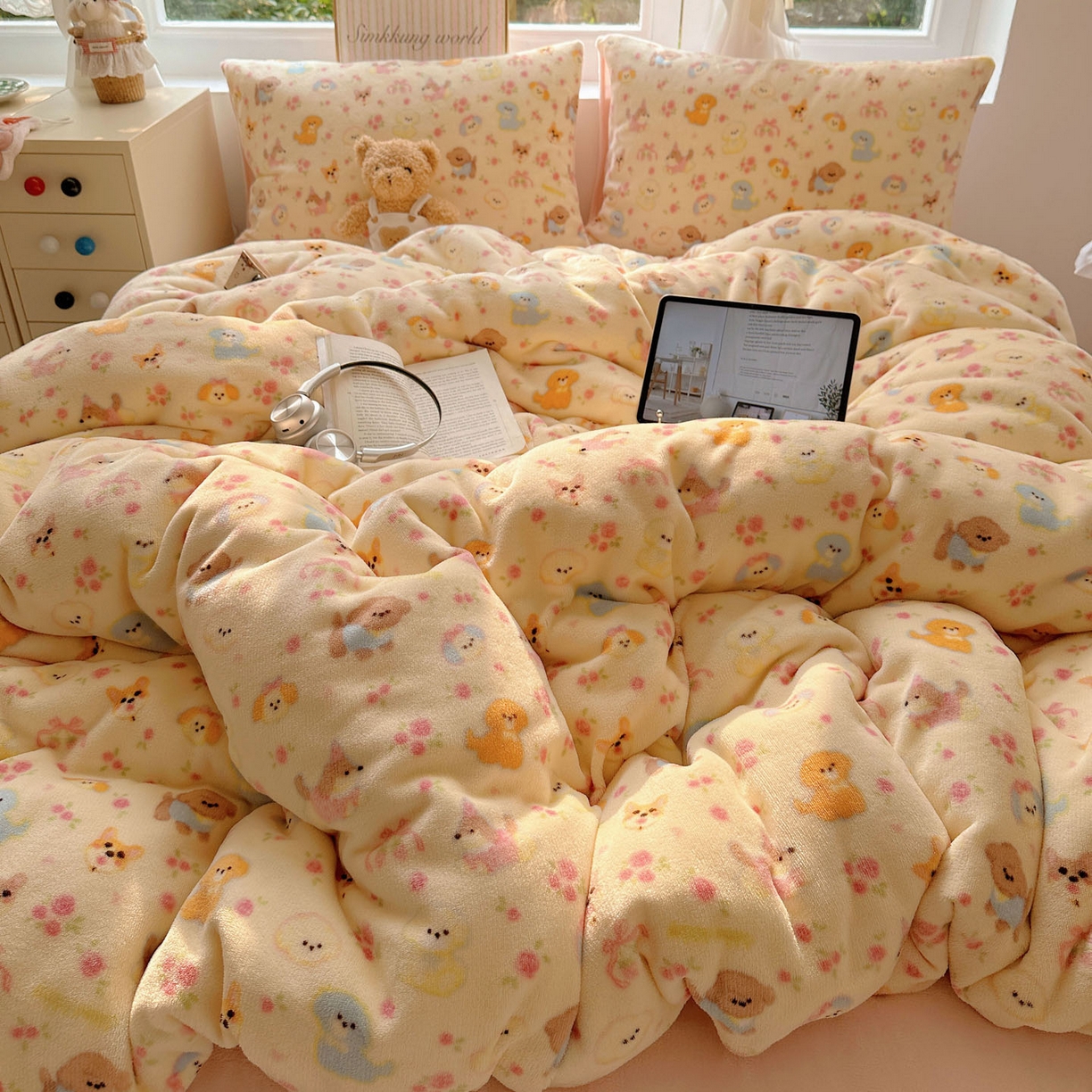 91家纺网 家纺一手货源 找家纺 优选 2025新款小清新加厚高克重牛奶绒四件套直播爆款电商爆款小狗乐园