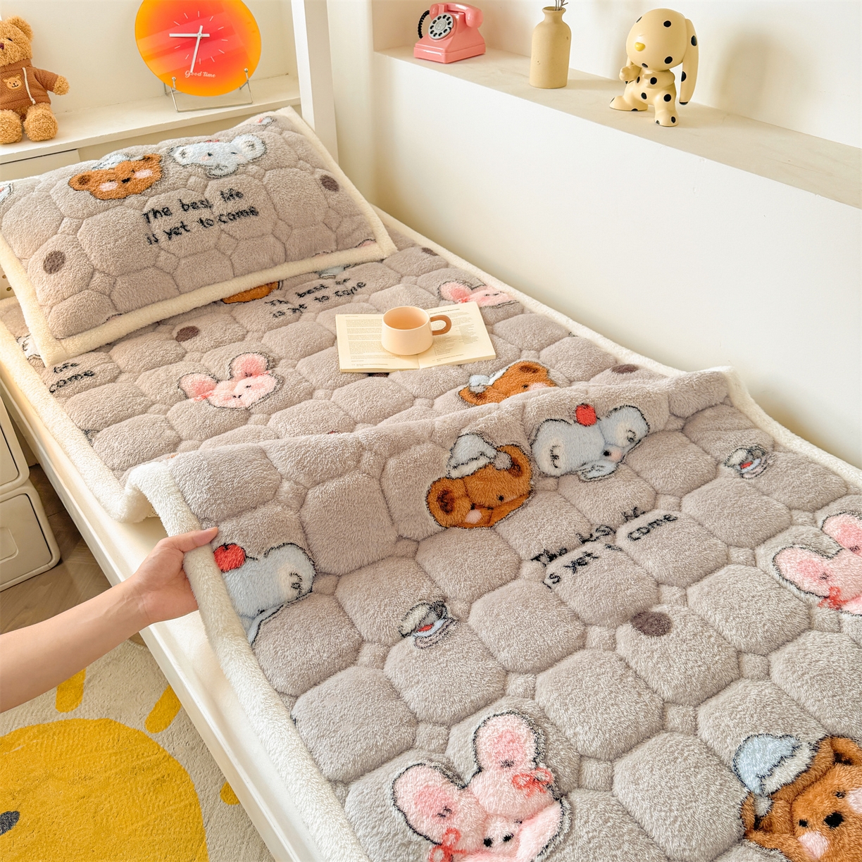 91家纺网 家纺一手货源 找家纺 （总）雯豆家纺 2025新款泰迪绒学生宿舍床褥床垫床护垫,泰迪绒床褥-顽皮小象,泰迪绒床褥-尤拉,泰迪绒床褥-雪花飘飘-灰,泰迪绒床褥-茶杯熊,泰迪绒床褥-粉色KT,泰迪绒床褥-浩瀚星辰,泰迪绒床褥-可爱布布,泰迪绒床褥-浪漫兔,泰迪绒床褥-顽皮狗-兰,泰迪绒床褥-星空狗,泰迪绒床褥-休闲假日,泰迪绒床褥-雪花飘飘-兰