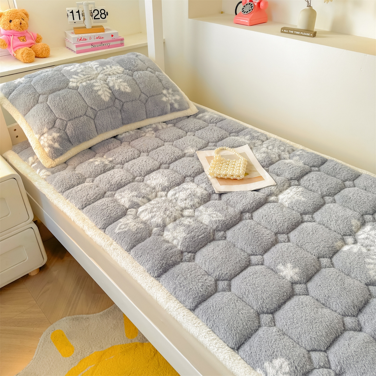 91家纺网 家纺一手货源 找家纺 雯豆家纺 2025新款泰迪绒学生宿舍床褥床垫床护垫 泰迪绒床褥-雪花飘飘-灰