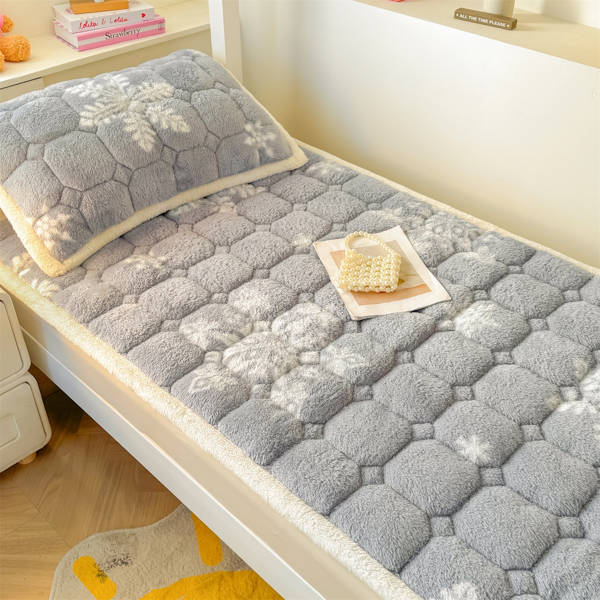 91家纺网 家纺一手货源 找家纺 雯豆家纺 2025新款泰迪绒学生宿舍床褥床垫床护垫 泰迪绒床褥-雪花飘飘-灰