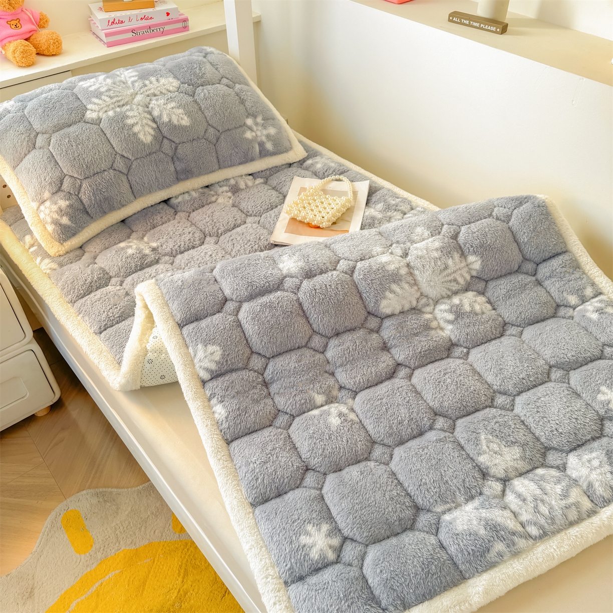 91家纺网 家纺一手货源 找家纺 雯豆家纺 2025新款泰迪绒学生宿舍床褥床垫床护垫 泰迪绒床褥-雪花飘飘-灰