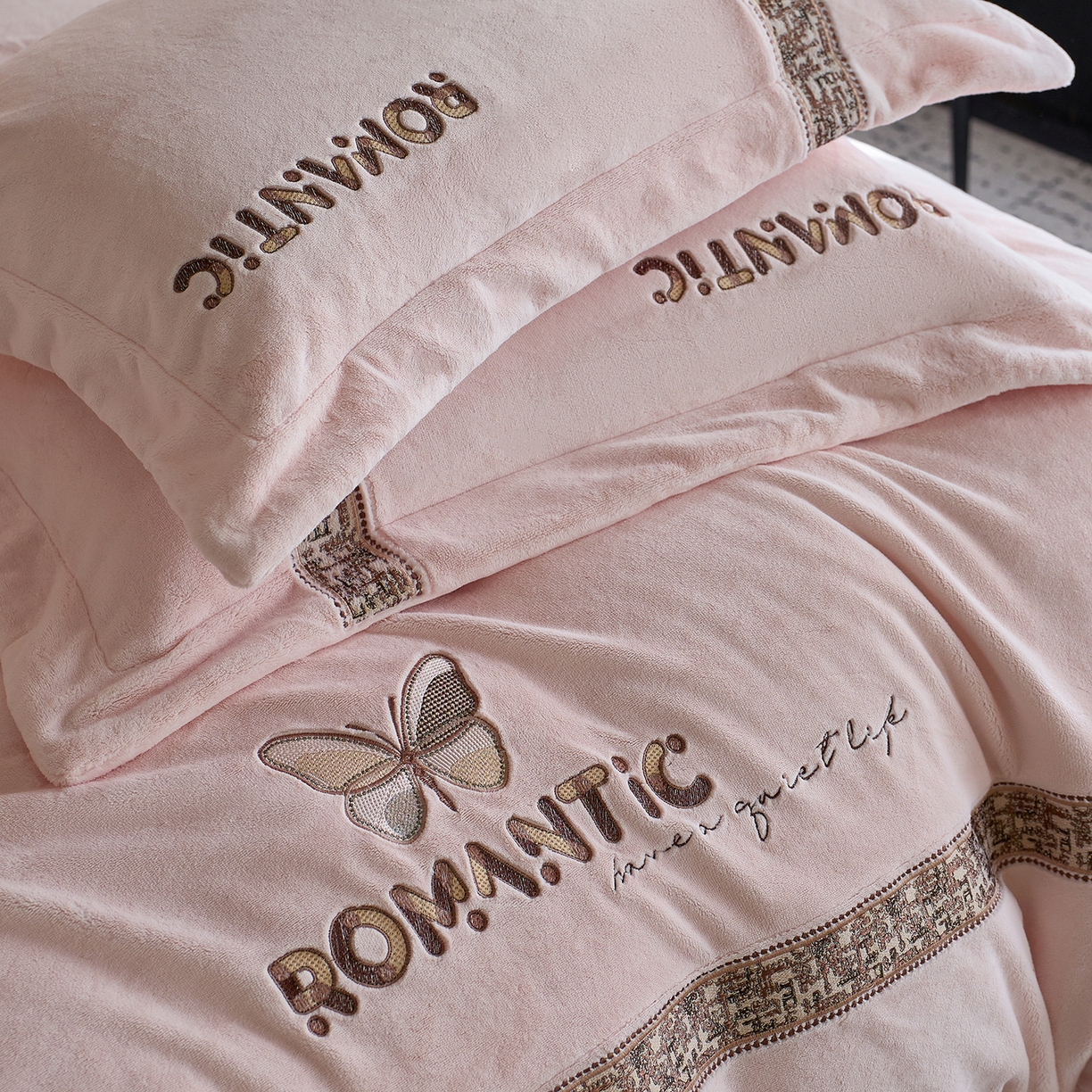 91家纺网 家纺一手货源 找家纺 （总）蓝梦 2025新款直播爆款270克全消光牛奶绒系列四件套-克罗地亚 