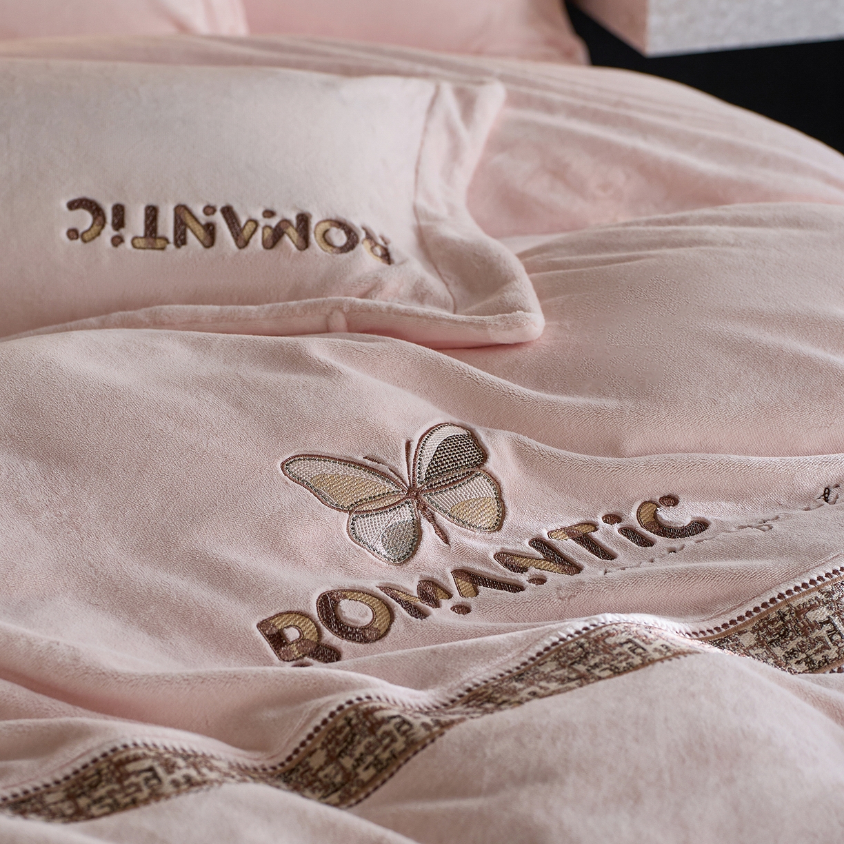 91家纺网 家纺一手货源 找家纺 蓝梦 2025新款直播爆款270克全消光牛奶绒系列四件套-克罗地亚  梦想粉