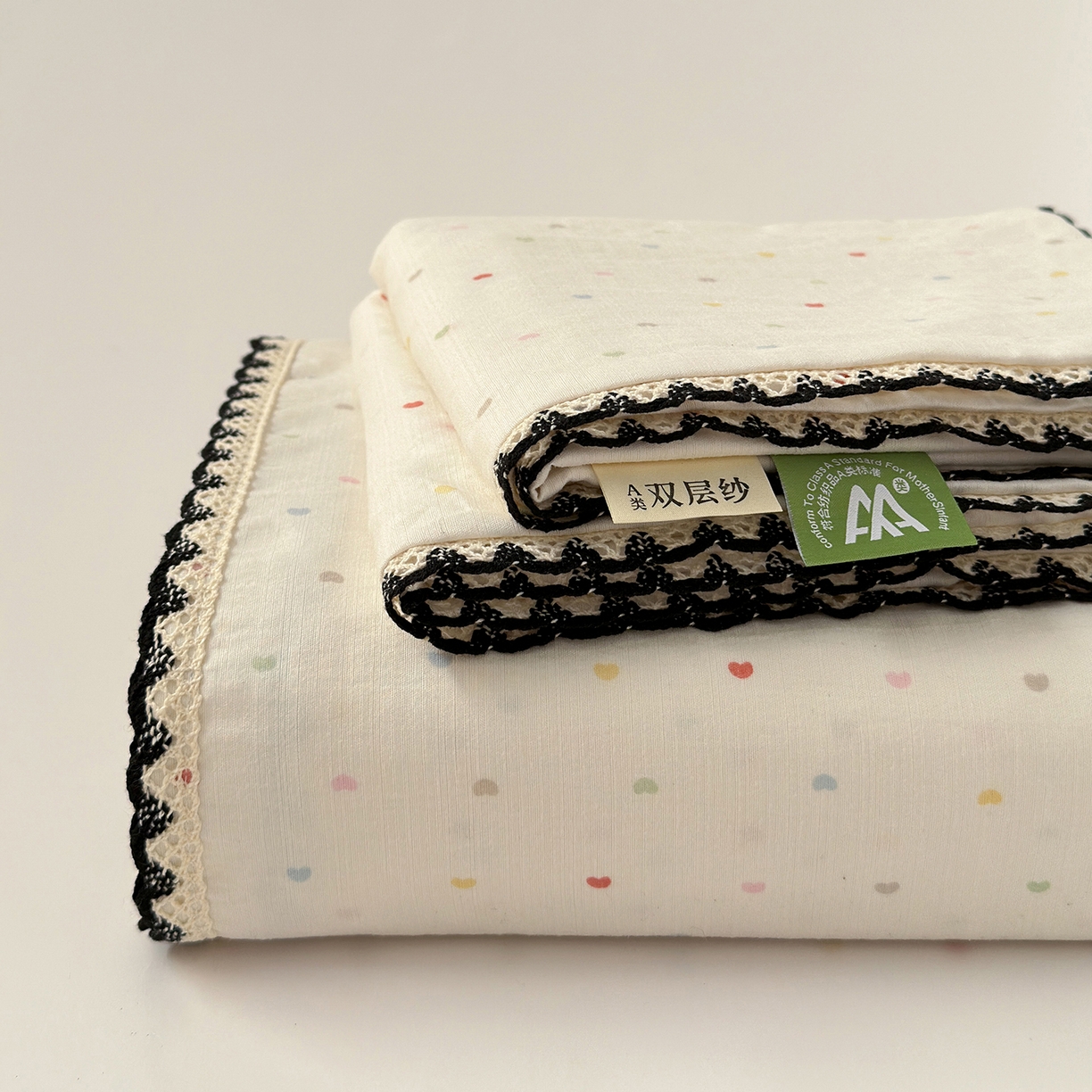 91家纺网 家纺一手货源 找家纺 沐芷 2025 秋冬加厚床单高克重双层纱黑色小花边被单床单三件套 爱心点点