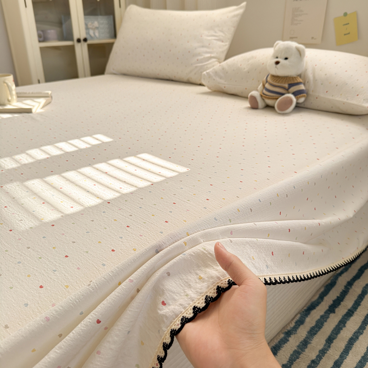 91家纺网 家纺一手货源 找家纺 沐芷 2025 秋冬加厚床单高克重双层纱黑色小花边被单床单三件套 爱心点点