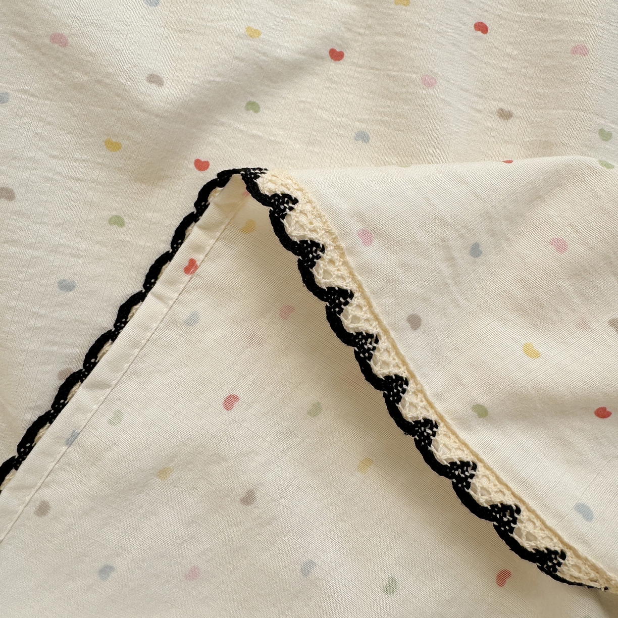 91家纺网 家纺一手货源 找家纺 沐芷 2025 秋冬加厚床单高克重双层纱黑色小花边被单床单三件套 爱心点点