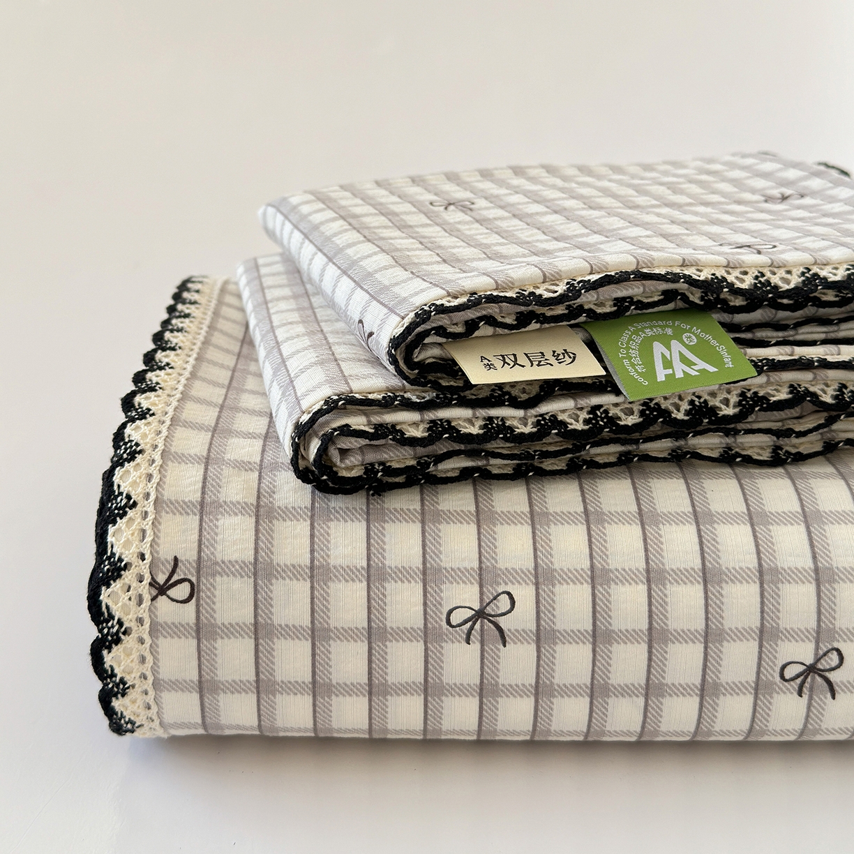 91家纺网 家纺一手货源 找家纺 沐芷 2025 秋冬加厚床单高克重双层纱黑色小花边被单床单三件套 格纹蝶结