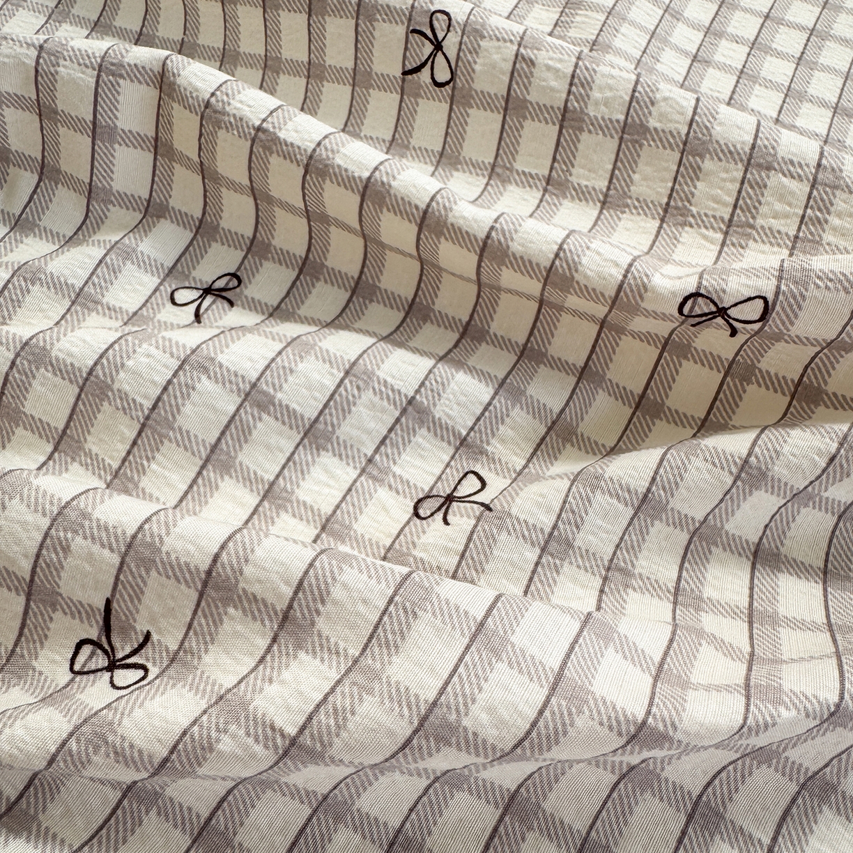 91家纺网 家纺一手货源 找家纺 沐芷 2025 秋冬加厚床单高克重双层纱黑色小花边被单床单三件套 格纹蝶结