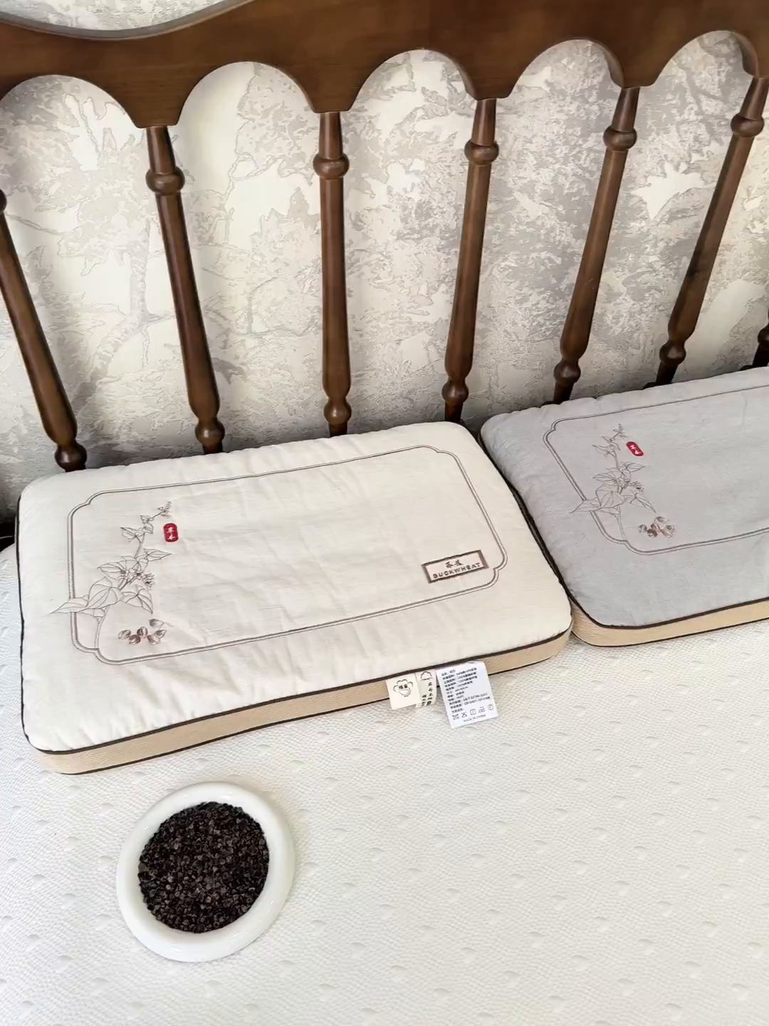 91家纺网 家纺一手货源 找家纺 昕科 2025新款禾绣立体棉麻荞麦枕-棉麻绣花草本荞麦枕头中式亚麻刺绣荞麦壳枕芯 禾绣立体荞麦枕-灰色一只