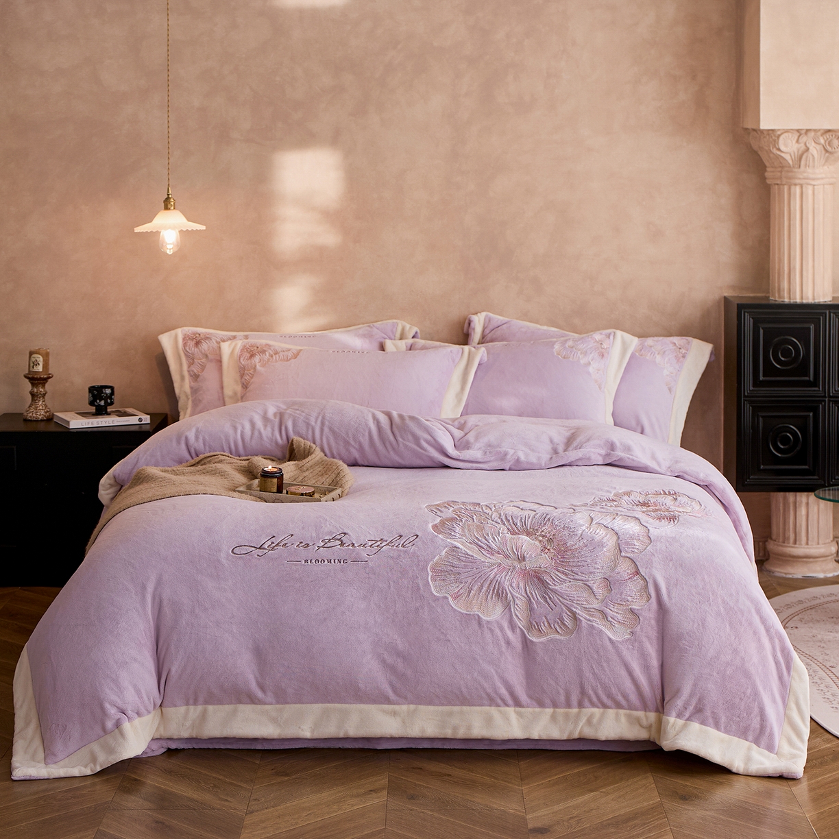91家纺网 家纺一手货源 找家纺 蓝梦 2025新款270克全消光牛奶绒系列四件套-罗浮花影 浅紫