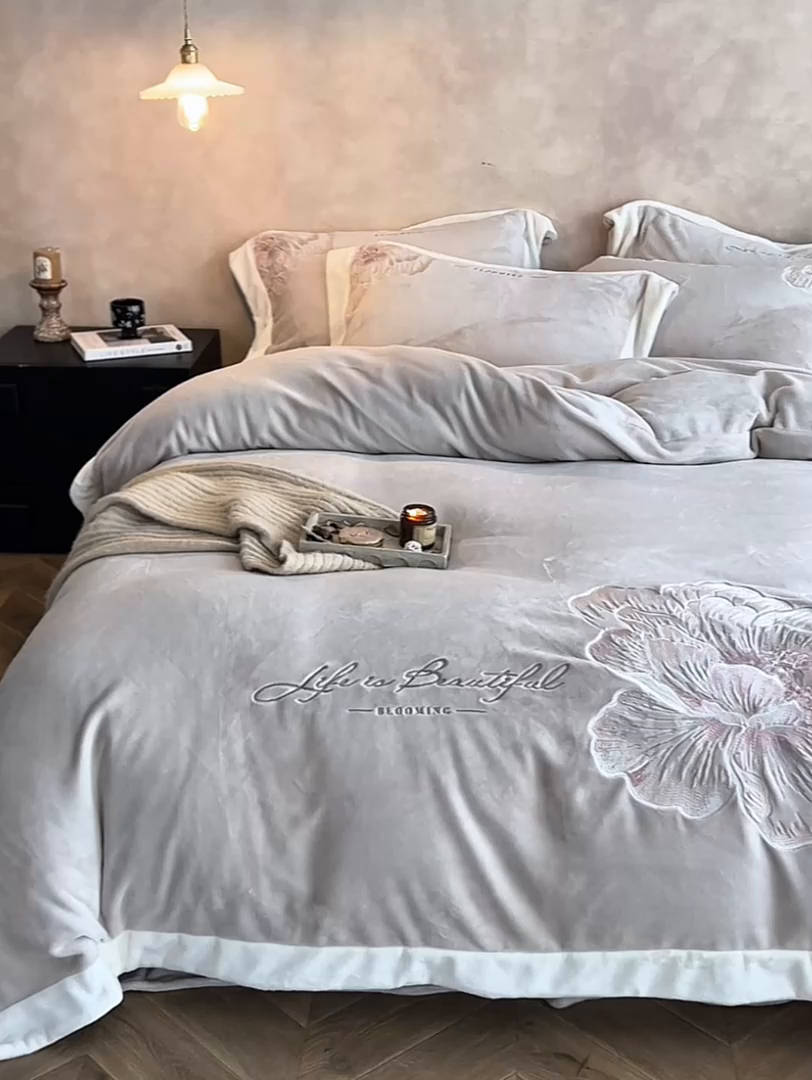 91家纺网 家纺一手货源 找家纺 蓝梦 2025新款270克全消光牛奶绒系列四件套-罗浮花影 新米色