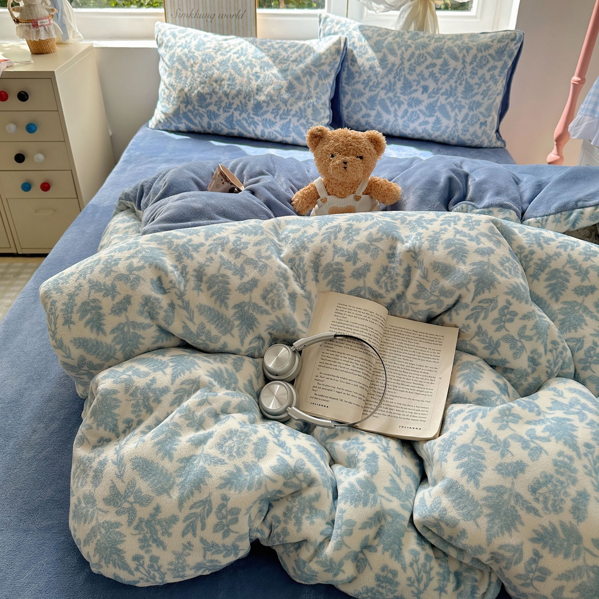 91家纺网 家纺一手货源 找家纺 优选良品 2025新款小清新加厚高克重牛奶绒四件套直播热款电商热款叶子青青